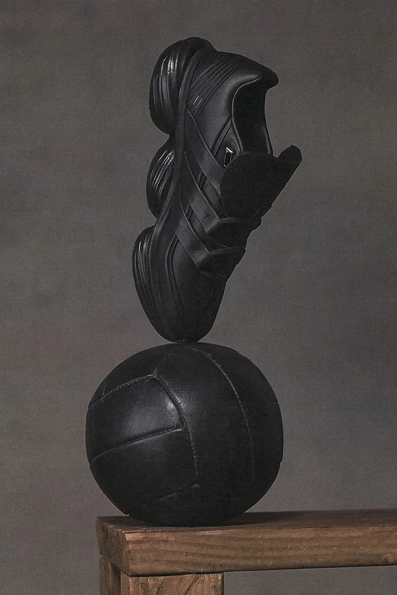 entire-studios-et-adidas-une-collection-continued-in-black-audacieuse/carousel-9.jpg
