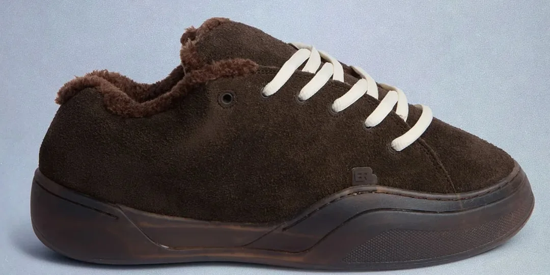 Une chaussure marron avec intérieur douillet et lacets blancs.