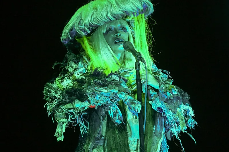 Personne en costume lumineux se produit sur scène.