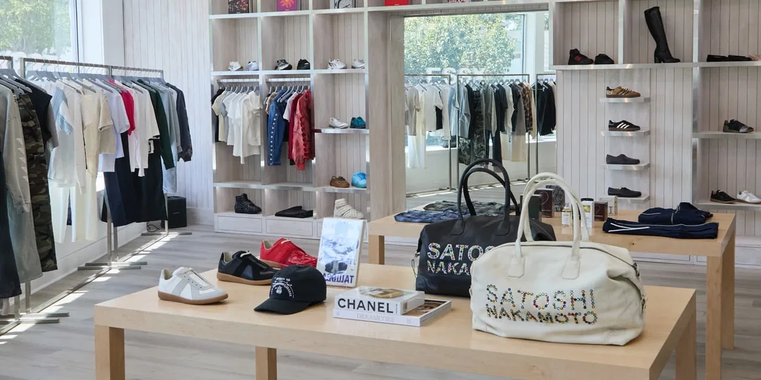 Boutique de vêtements avec sacs Satoshi Nakamoto et vêtements exposés.