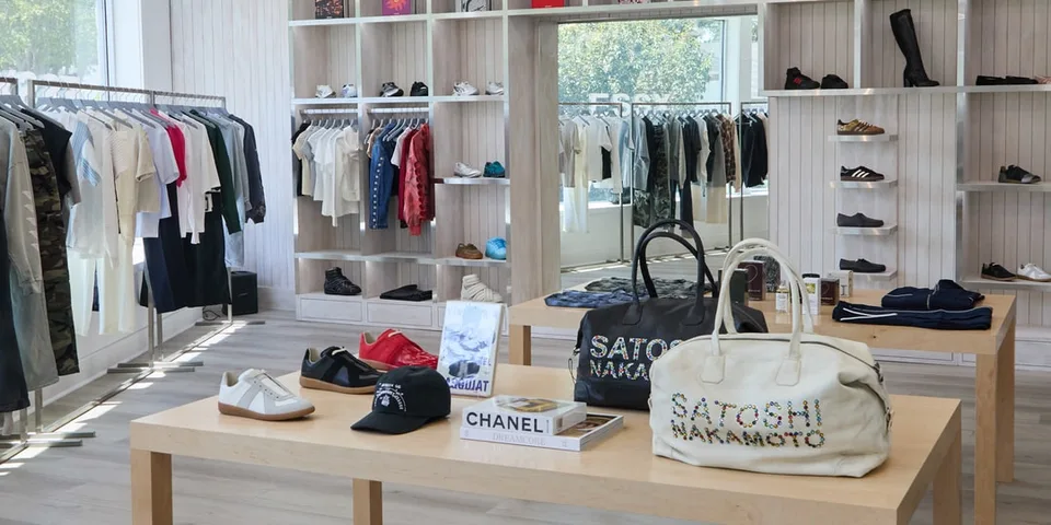 Boutique de vêtements avec sacs Satoshi Nakamoto et vêtements exposés.