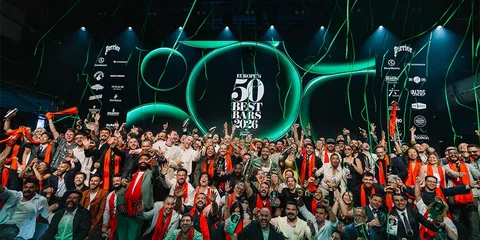 Célébration des 50 meilleurs bars d'Europe 2023, foule joyeuse sur scène.