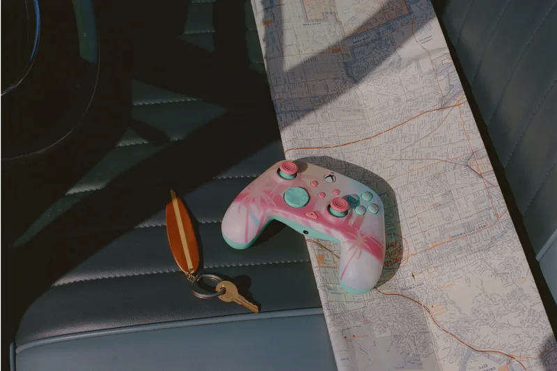 Manette de jeu colorée sur carte et siège de voiture.