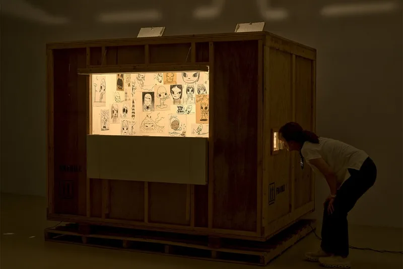 Personne regardant une boîte avec des dessins lumineux