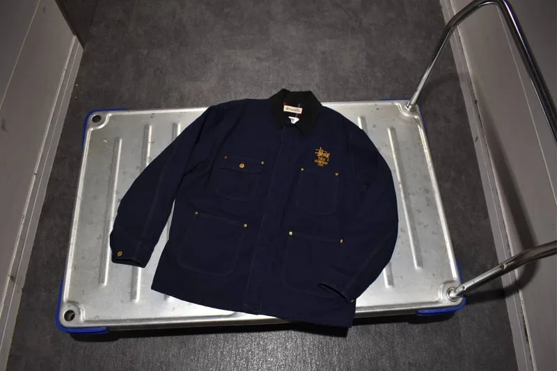 Une veste bleue posée sur un chariot en métal.
