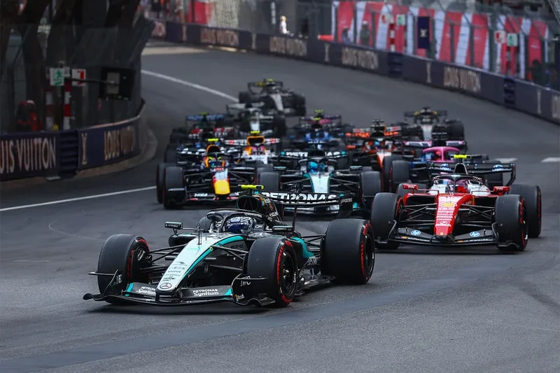Course de voitures de Formule 1 sur un circuit urbain.