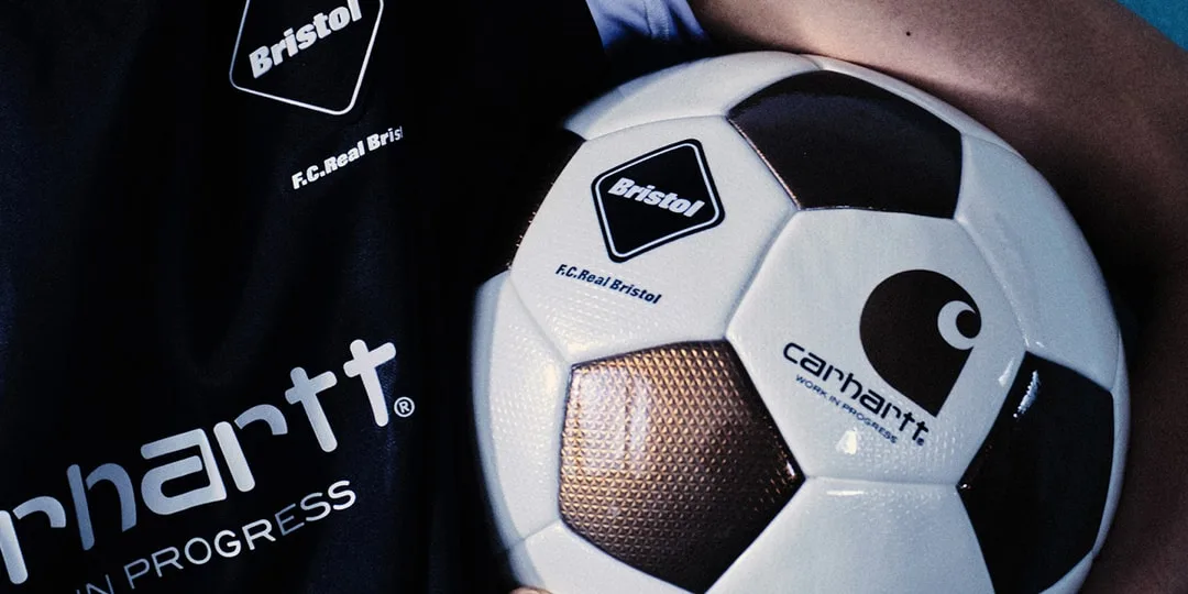 Ballon de football avec logos Bristol et Carhartt F.C. sur un fond noir.