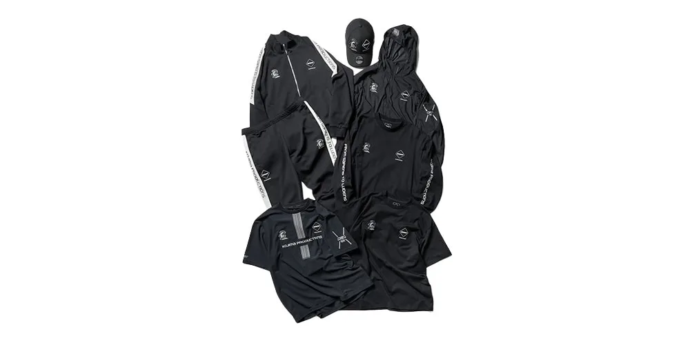 Ensemble de vêtements de sport noirs avec capuche, masque et motifs blancs
