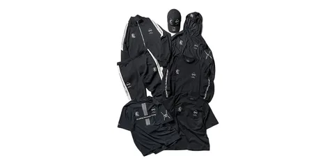 Ensemble de vêtements de sport noirs avec capuche, masque et motifs blancs