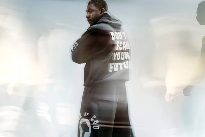 Homme en tenue sportive avec texte 'Don't Fear Your Future' sur le dos.