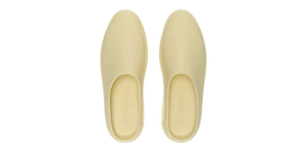 Paires de sabots beige clair, minimalistes et simples.