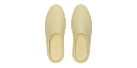 Paires de sabots beige clair, minimalistes et simples.