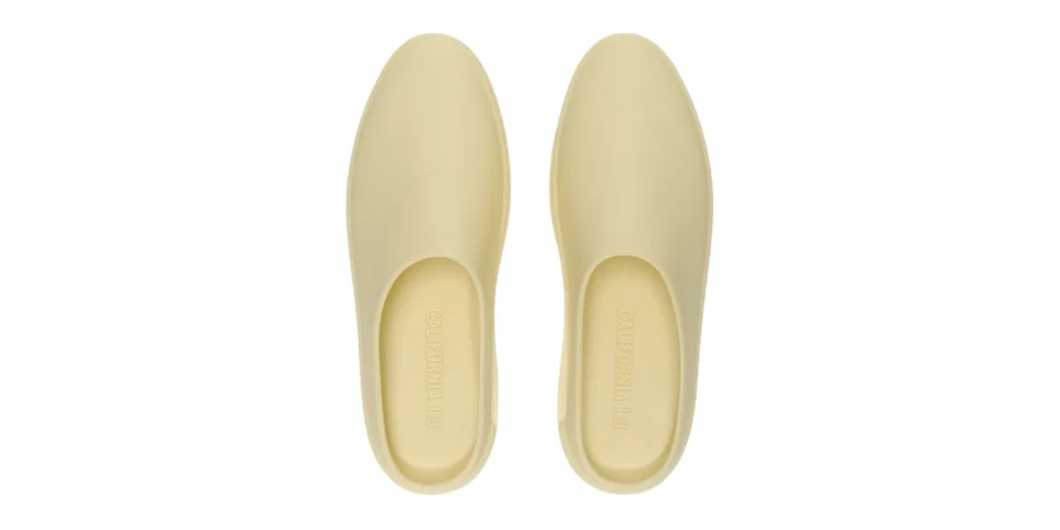Paires de sabots beige clair, minimalistes et simples.