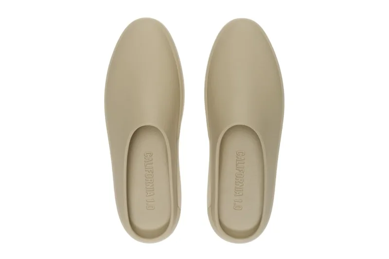 Paire de chaussures beiges en vue de dessus, avec inscription 'California 1.0' à l'intérieur.