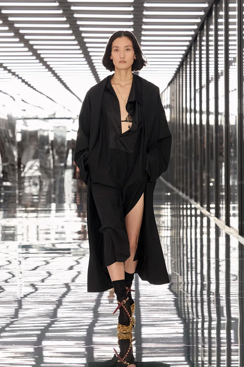fendi-ss27-maria-grazia-chiuri-sublime-la-forme-moderne/carousel-10.jpg