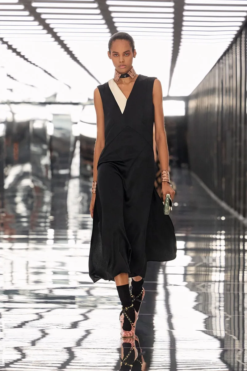 fendi-ss27-maria-grazia-chiuri-sublime-la-forme-moderne/carousel-11.jpg