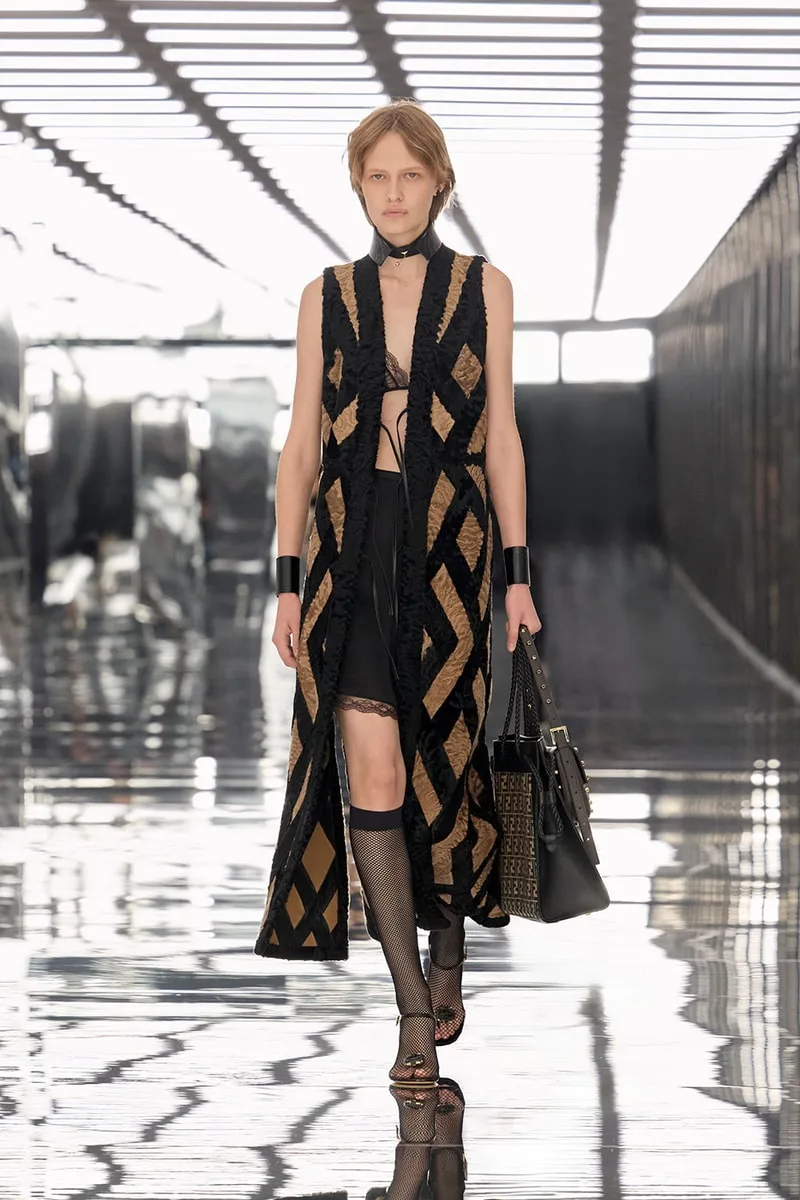 fendi-ss27-maria-grazia-chiuri-sublime-la-forme-moderne/carousel-13.jpg