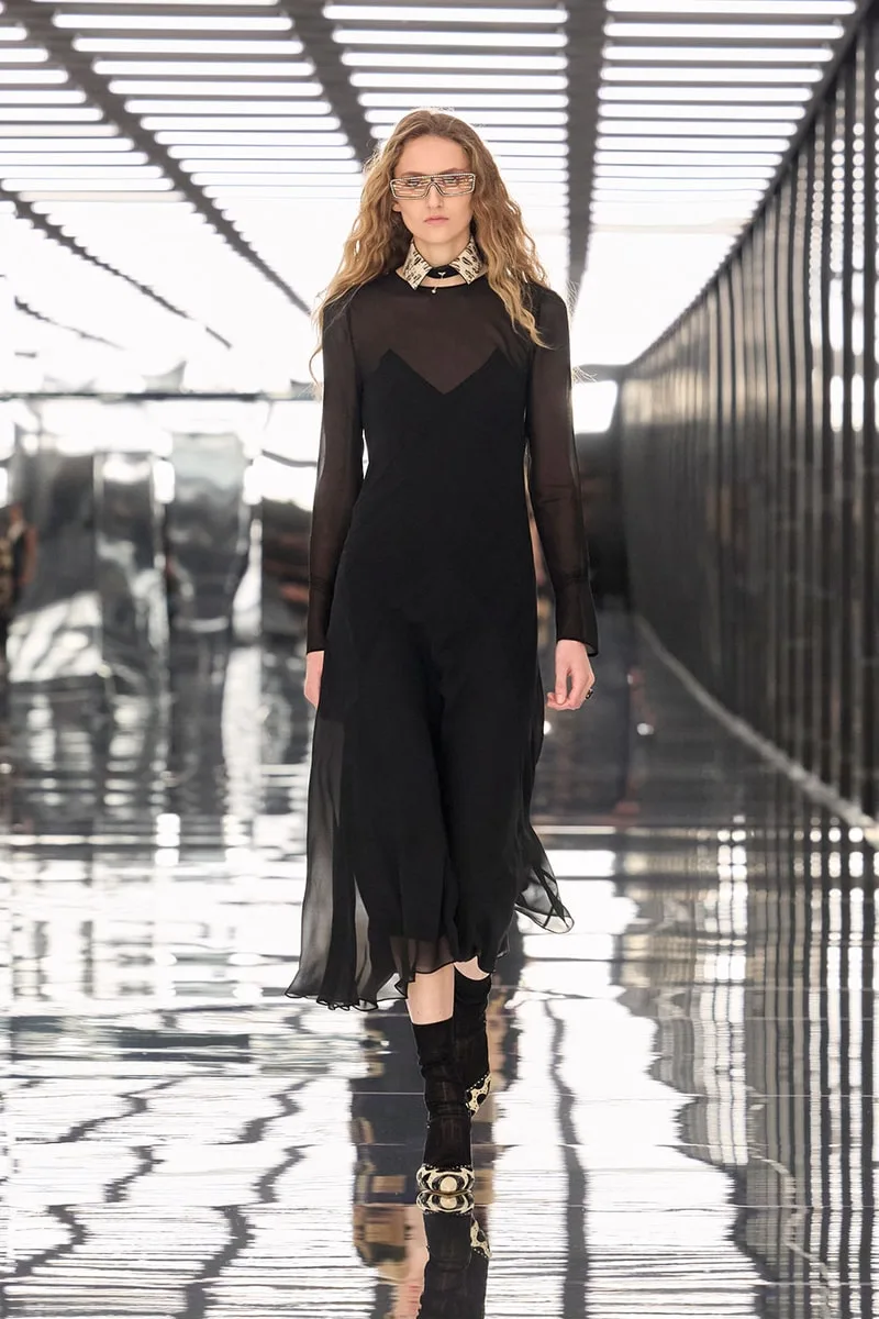 fendi-ss27-maria-grazia-chiuri-sublime-la-forme-moderne/carousel-15.jpg