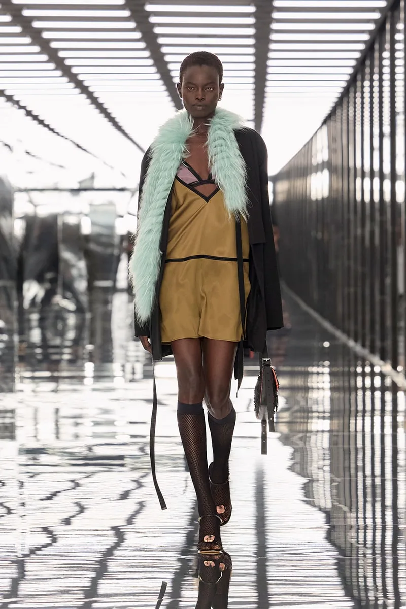 fendi-ss27-maria-grazia-chiuri-sublime-la-forme-moderne/carousel-5.jpg