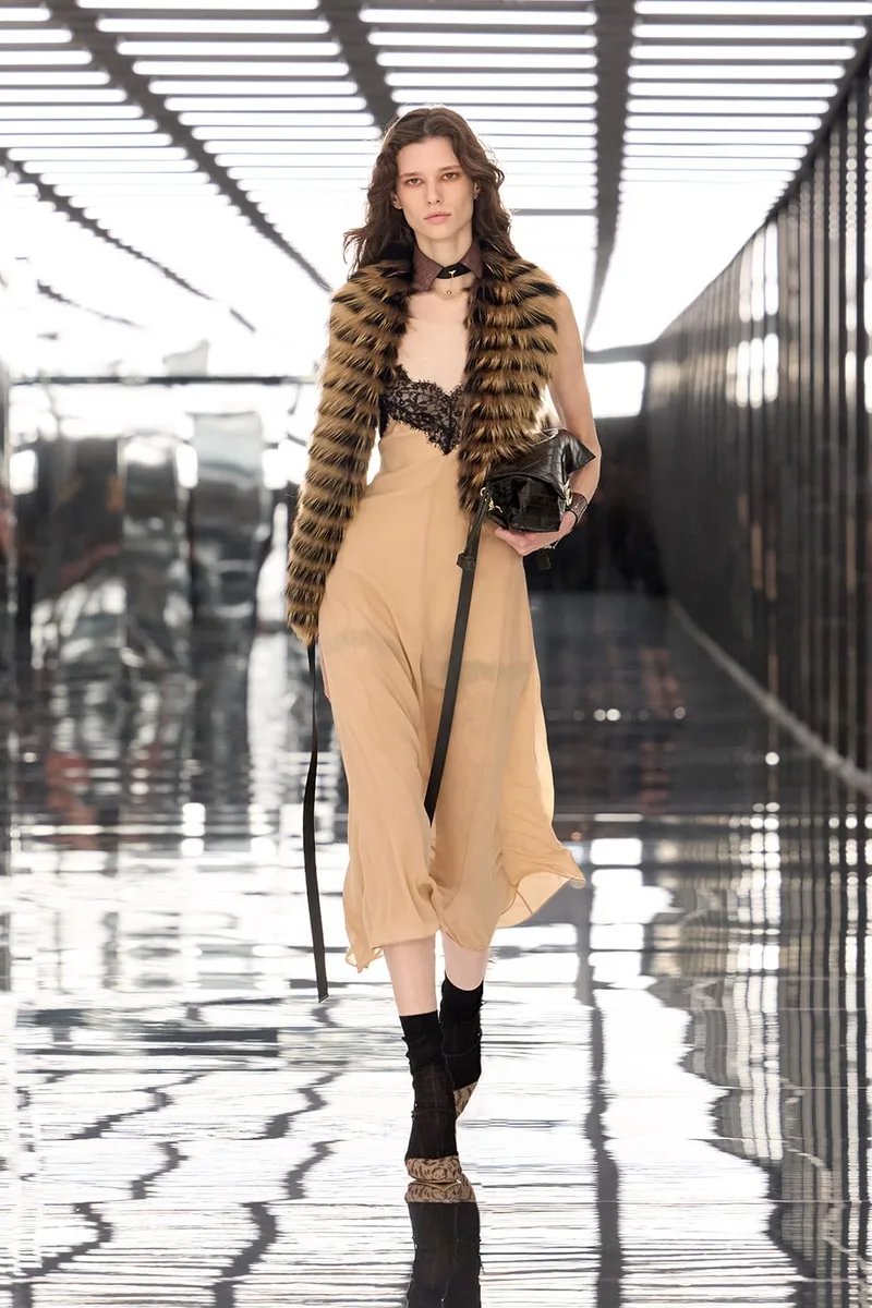 fendi-ss27-maria-grazia-chiuri-sublime-la-forme-moderne/carousel-7.jpg