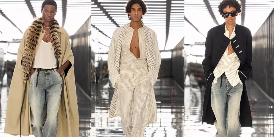 Défilé de mode homme avec manteaux, chemises rayées et jeans.
