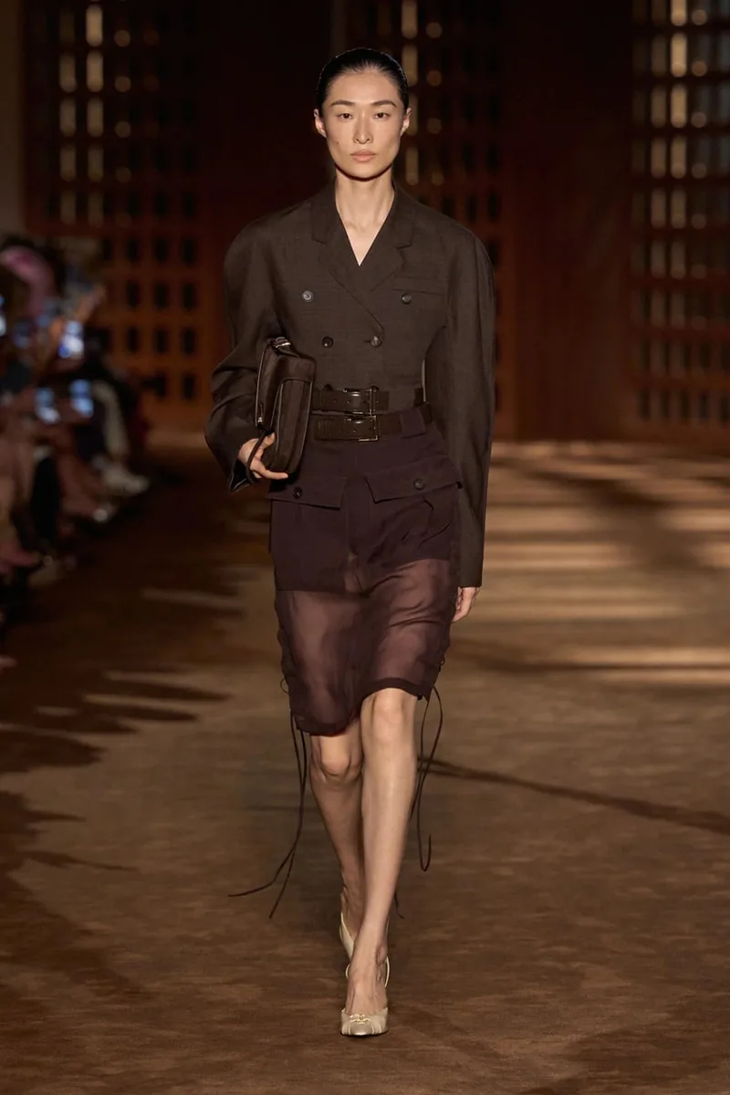 ferragamo-ss27-le-style-1940-revisite-avec-modernite/carousel-10.jpg