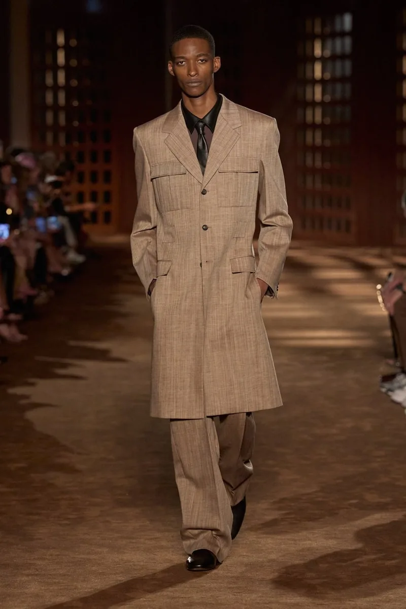 ferragamo-ss27-le-style-1940-revisite-avec-modernite/carousel-12.jpg