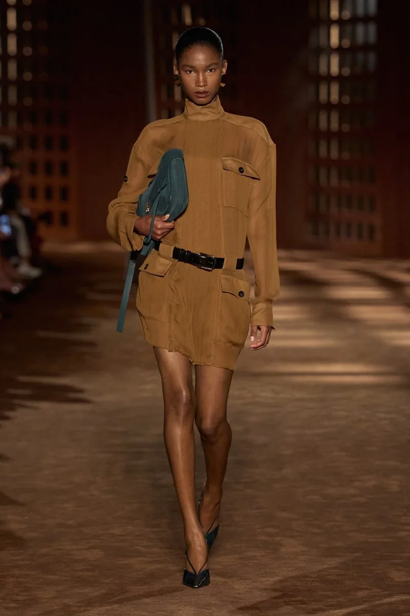 ferragamo-ss27-le-style-1940-revisite-avec-modernite/carousel-13.jpg