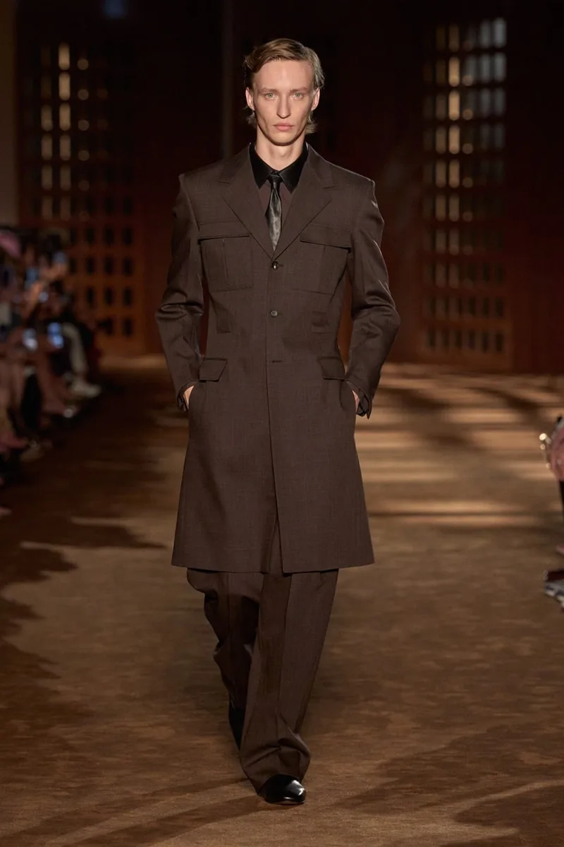 ferragamo-ss27-le-style-1940-revisite-avec-modernite/carousel-14.jpg