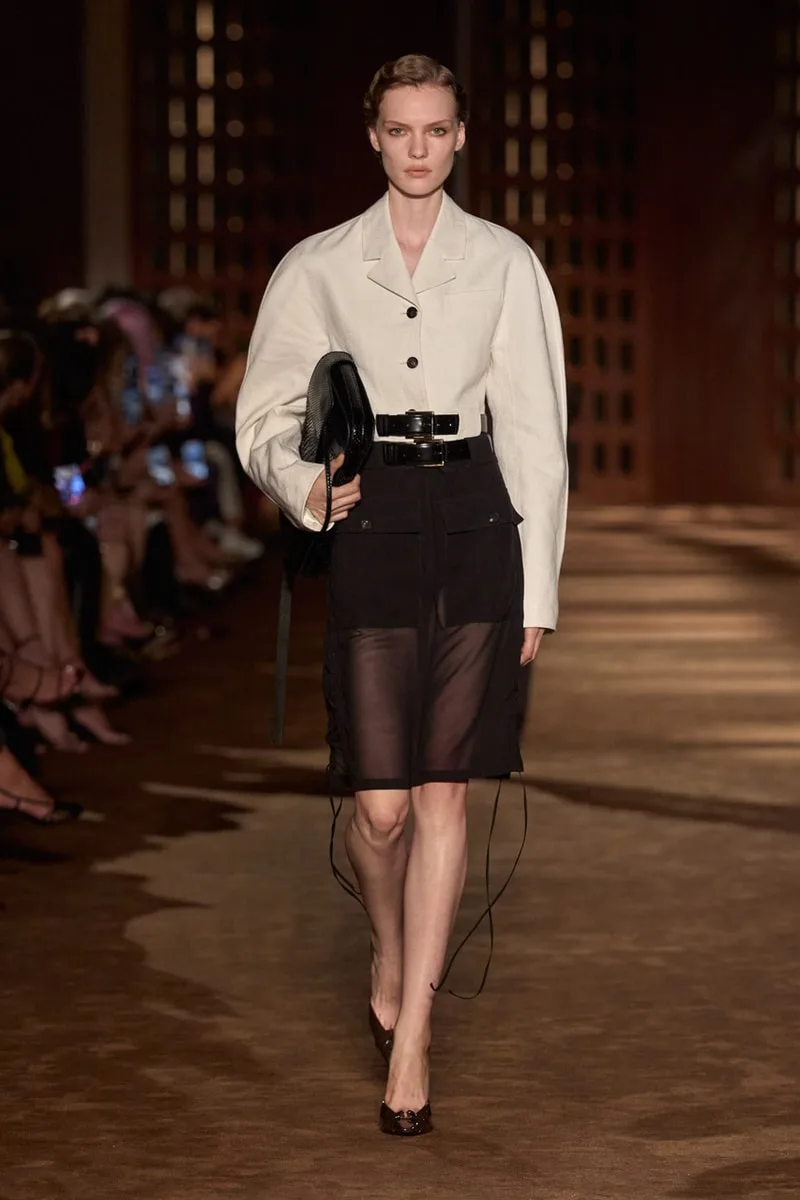 ferragamo-ss27-le-style-1940-revisite-avec-modernite/carousel-3.jpg