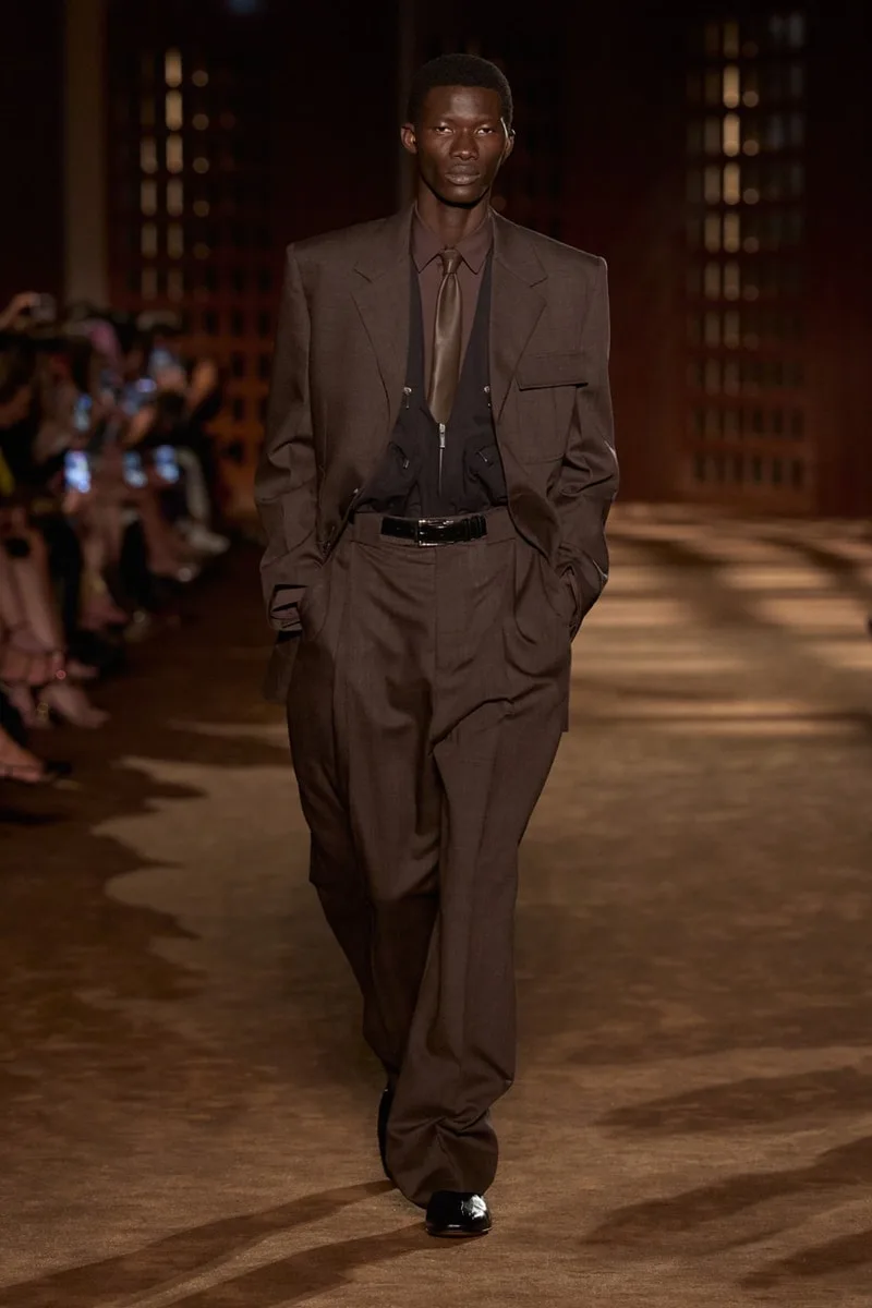 ferragamo-ss27-le-style-1940-revisite-avec-modernite/carousel-4.jpg