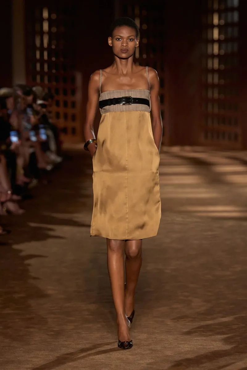 ferragamo-ss27-le-style-1940-revisite-avec-modernite/carousel-5.jpg