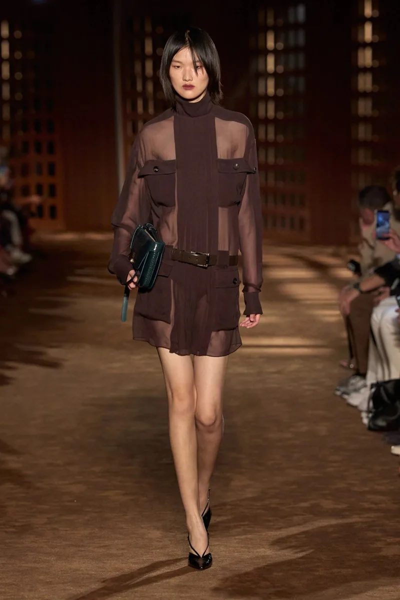 ferragamo-ss27-le-style-1940-revisite-avec-modernite/carousel-7.jpg
