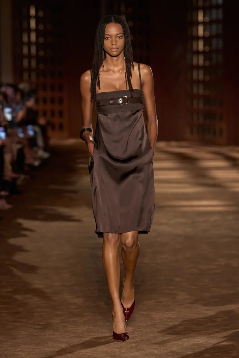 ferragamo-ss27-le-style-1940-revisite-avec-modernite/carousel-8.jpg