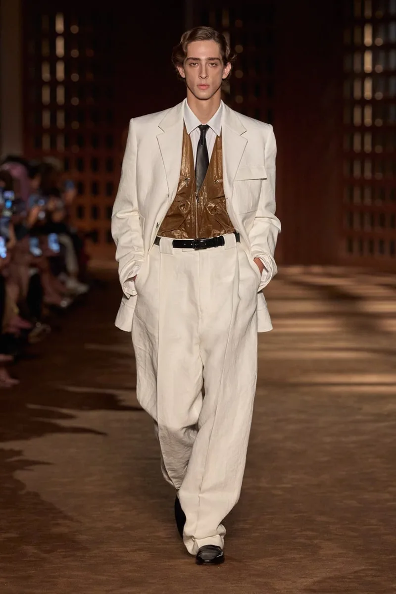 ferragamo-ss27-le-style-1940-revisite-avec-modernite/carousel-9.jpg
