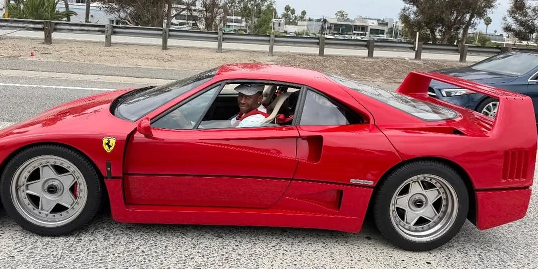 Voiture rouge de sport avec conducteur sur l'autoroute.