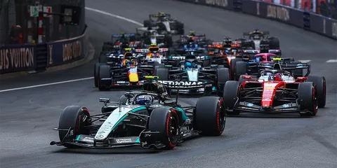 Course de voitures de Formule 1 avec plusieurs voitures sur la piste.