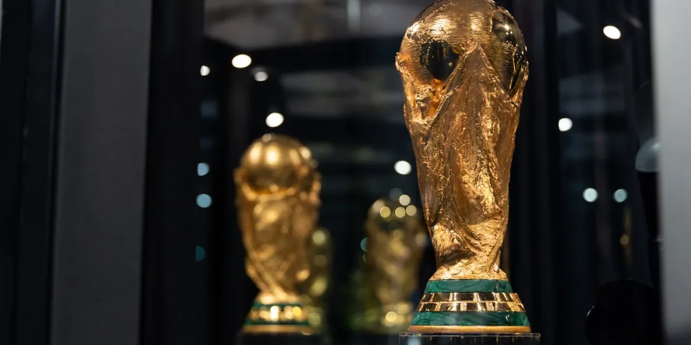 Trophée en or de la Coupe du Monde exposé avec reflet.