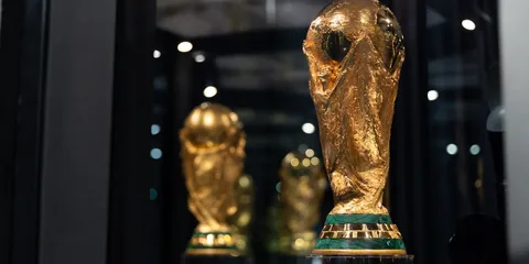 Trophée en or de la Coupe du Monde exposé avec reflet.