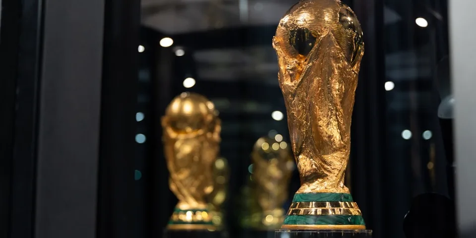 Trophée en or de la Coupe du Monde exposé avec reflet.