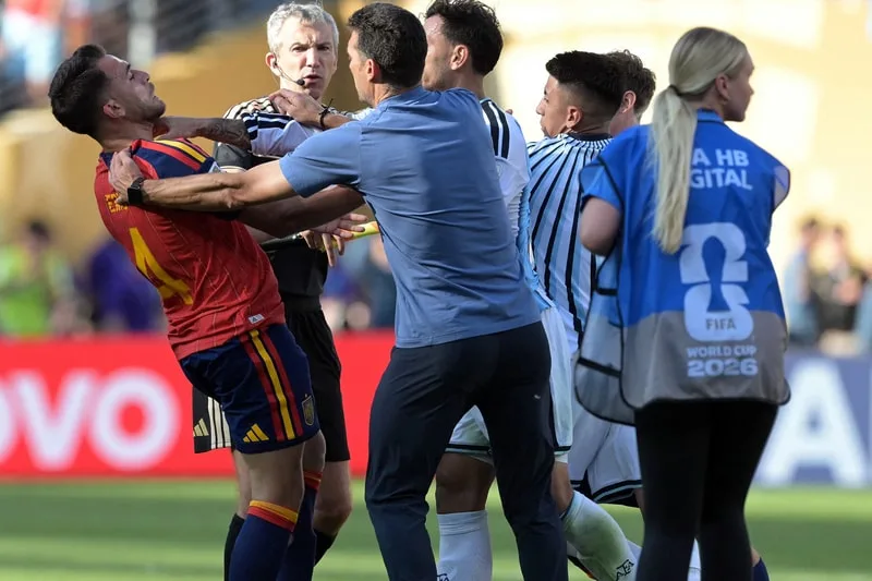 Jugadores de football se disputent sur le terrain.