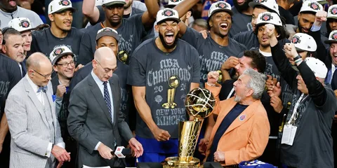Célébration de victoire avec trophée de basket NBA.