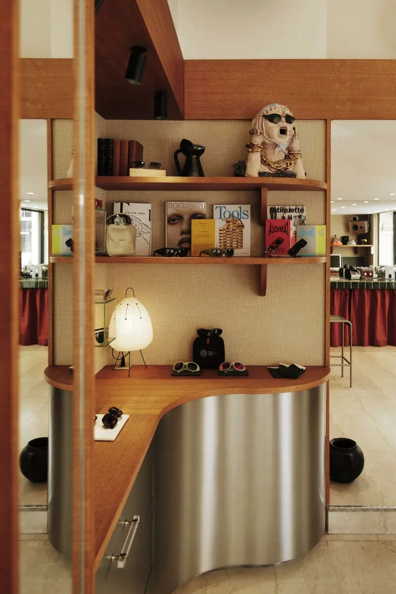 Coin salon avec étagères, livres et objets design.