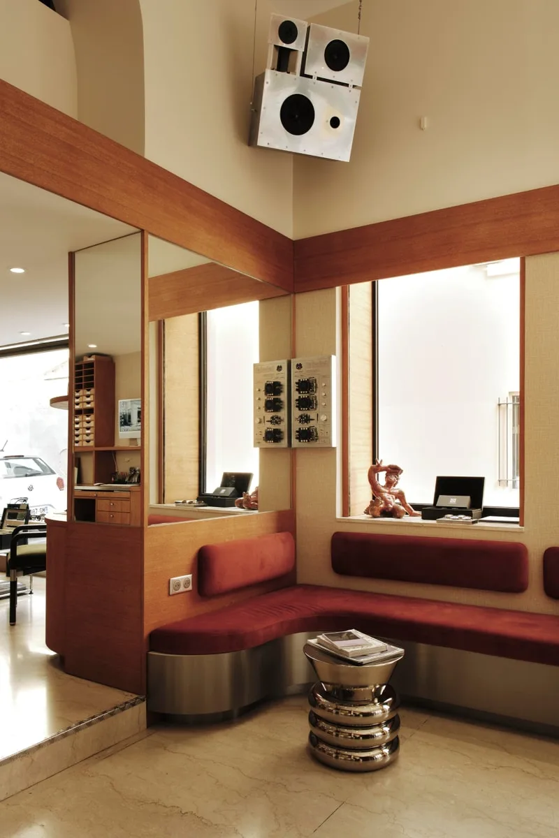 Intérieur moderne avec canapé rouge et luminaires innovants.