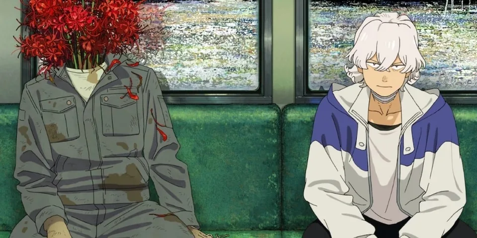 Personnage avec tête de fleurs rouges à côté d'un jeune aux cheveux blancs dans un train.