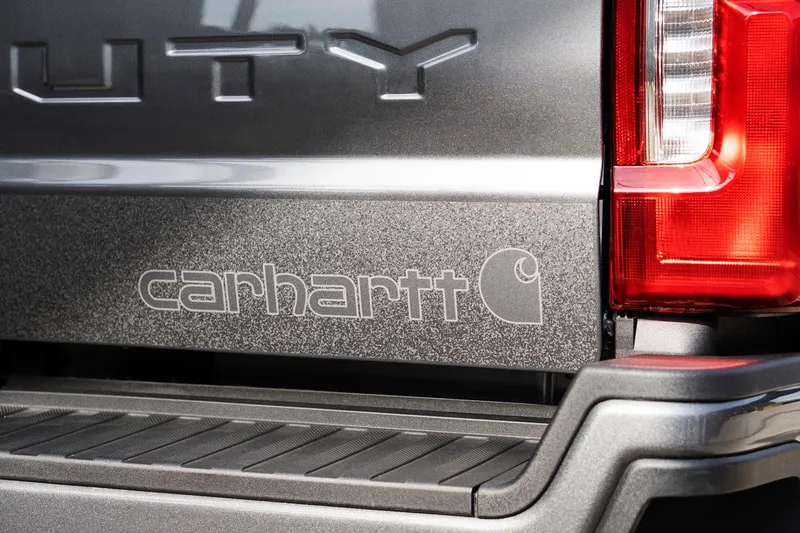 Détail arrière d'un pick-up avec logo Carhartt.