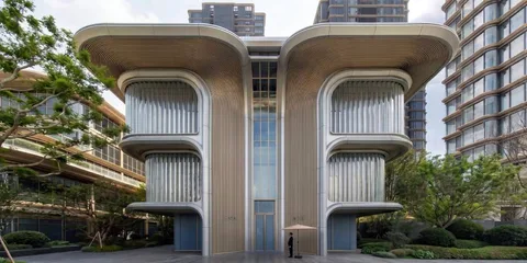 Bâtiment moderne avec façade futuriste et structures incurvées.