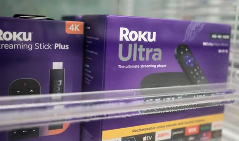 Emballages de Roku Ultra et Streaming Stick Plus dans un étalage.