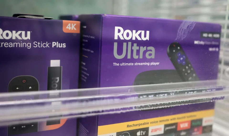 Emballages de Roku Ultra et Streaming Stick Plus dans un étalage.