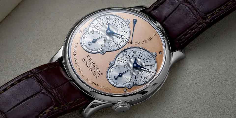 Montre de luxe avec deux cadrans, bracelet en cuir marron.
